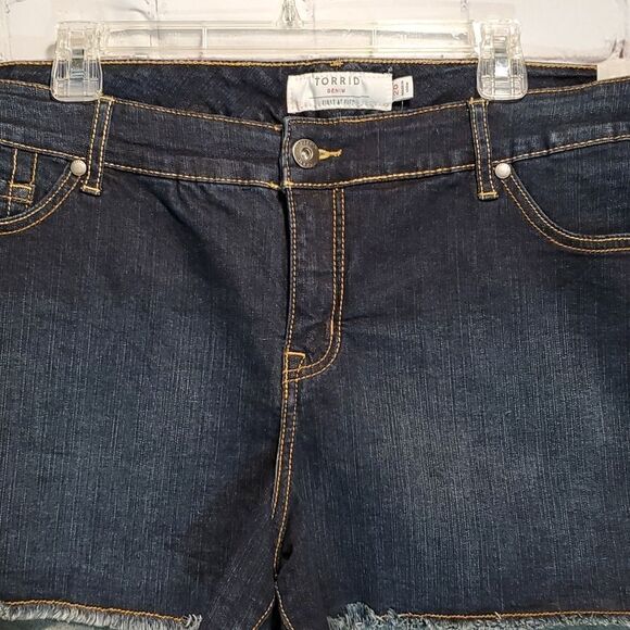 Torrid 3.5 inch dark wash fray hem denim shorts NWT - Picture 2 of 8